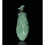 A jade snuff bottle, China, Qing D., 1800s - Emerald jade in the shape of a fruit, [...]