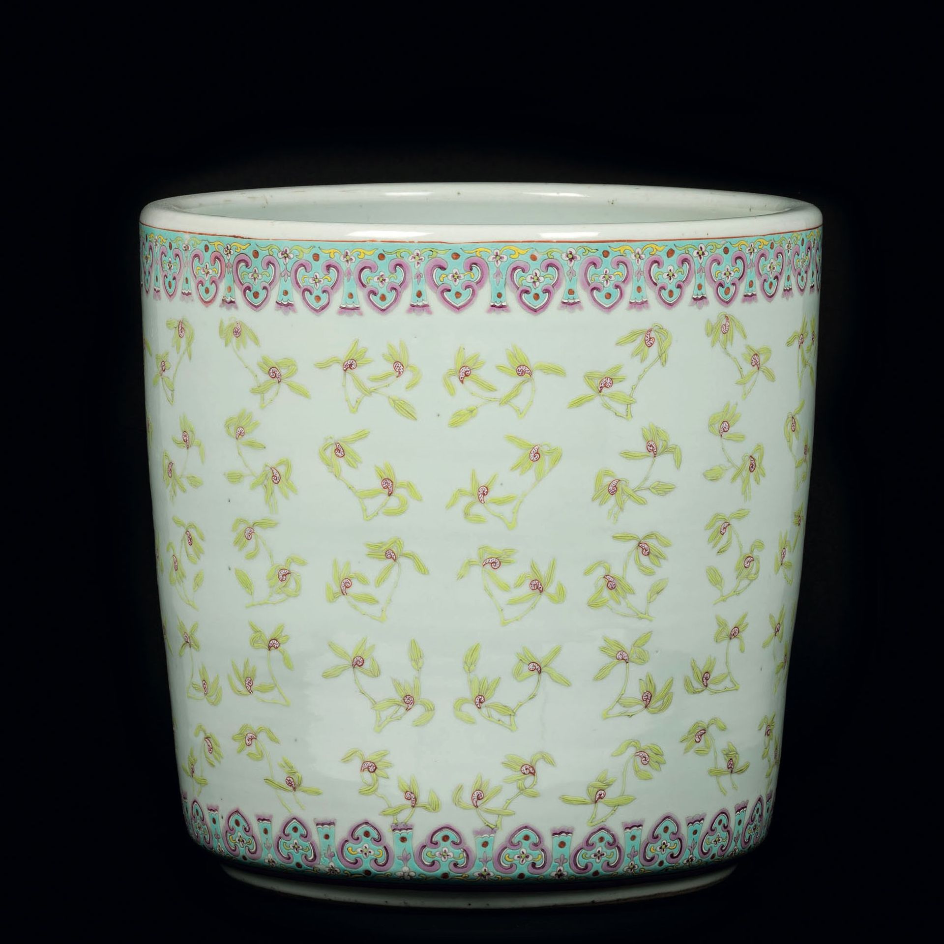 A Pink Family cachepot, China, Qing Dynasty - 19th century. 38x38cm -