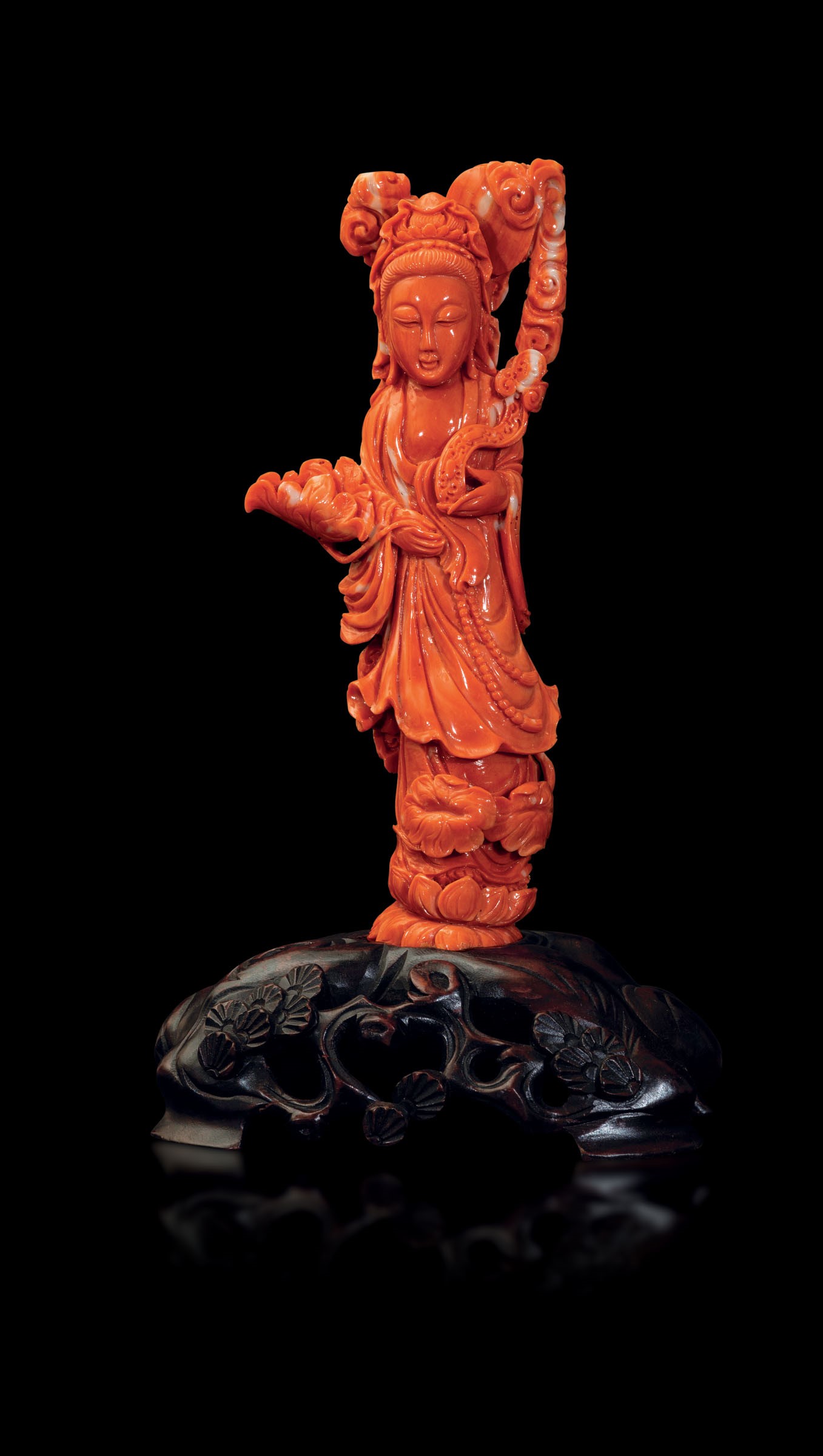 A coral Guanyin, China, early 20th century - 312gr; H 19cm -