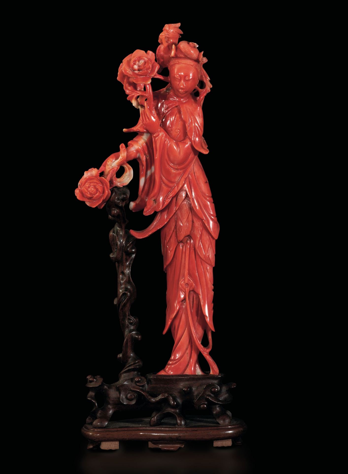 A carved coral Guanyin, China, early 1900s - Gross weight 203gr; H 18cm -