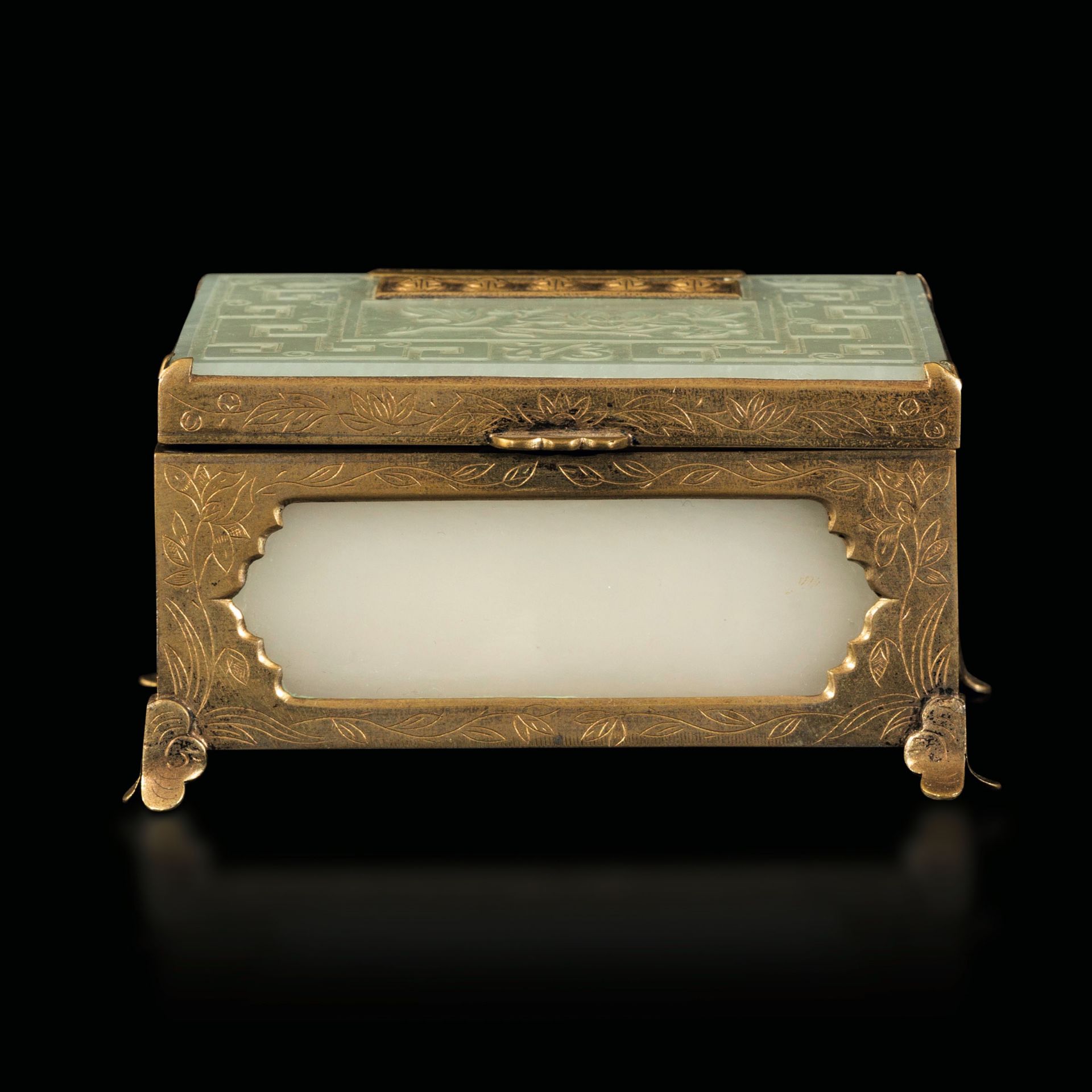 A jewelry box, China, Qing Dynasty - On a gilt metal stand with a celadon jade [...] - Bild 2 aus 2