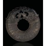A jade disk, China, Ming Dynasty - Dragon head details and decors. 17th century. Diam [...]