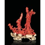 A carved coral group, China, Beijing, early 1900s - 72gr; H 9.5cm -