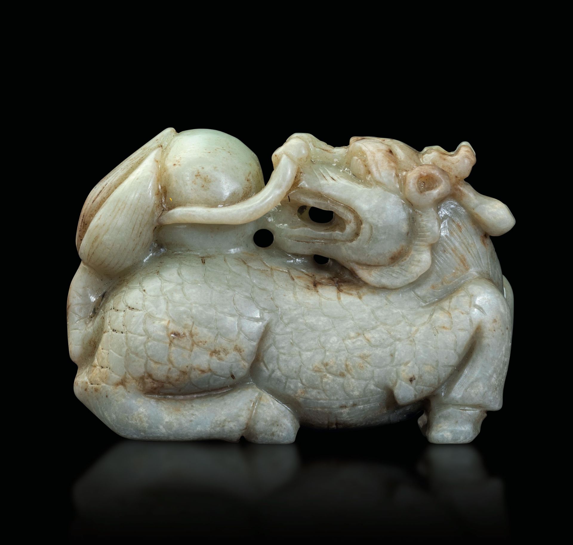 A jade and russet dragon, China, 20th century - 4.5x6.5cm -