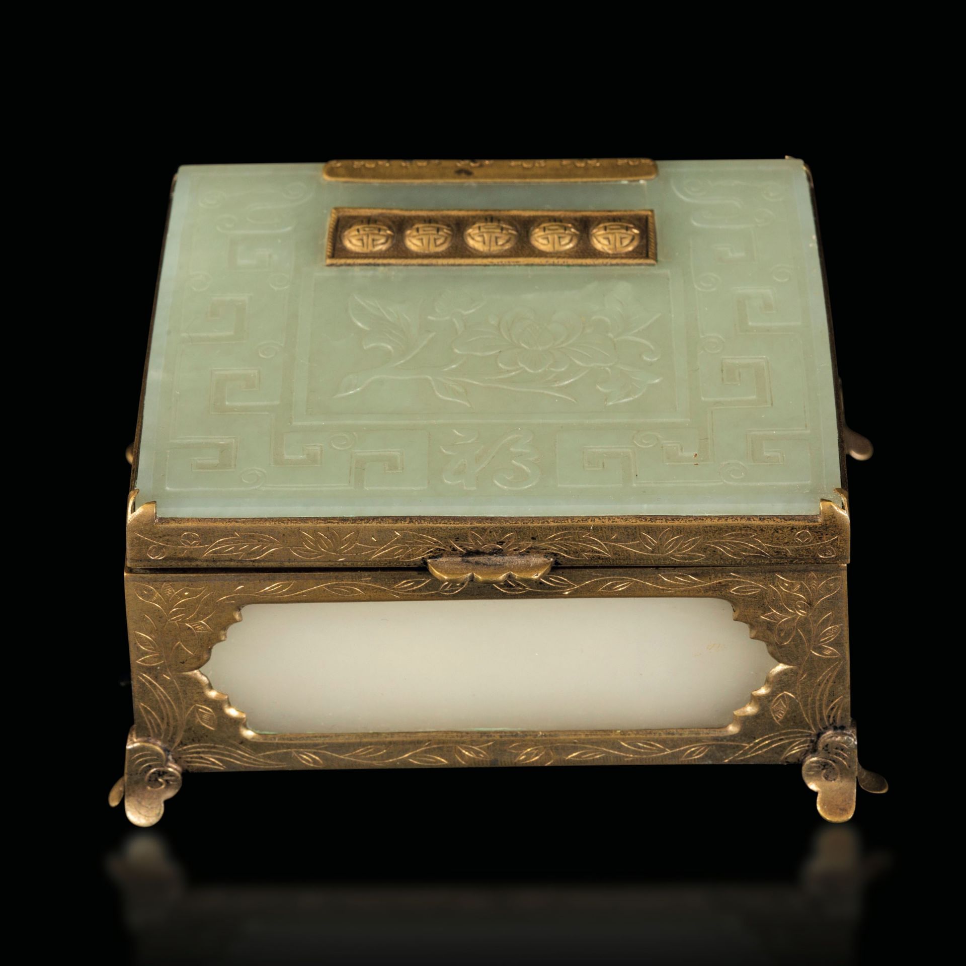 A jewelry box, China, Qing Dynasty - On a gilt metal stand with a celadon jade [...]