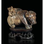 A jade and russet sculpture, China, Ming Dynasty - 10.5x14cm -