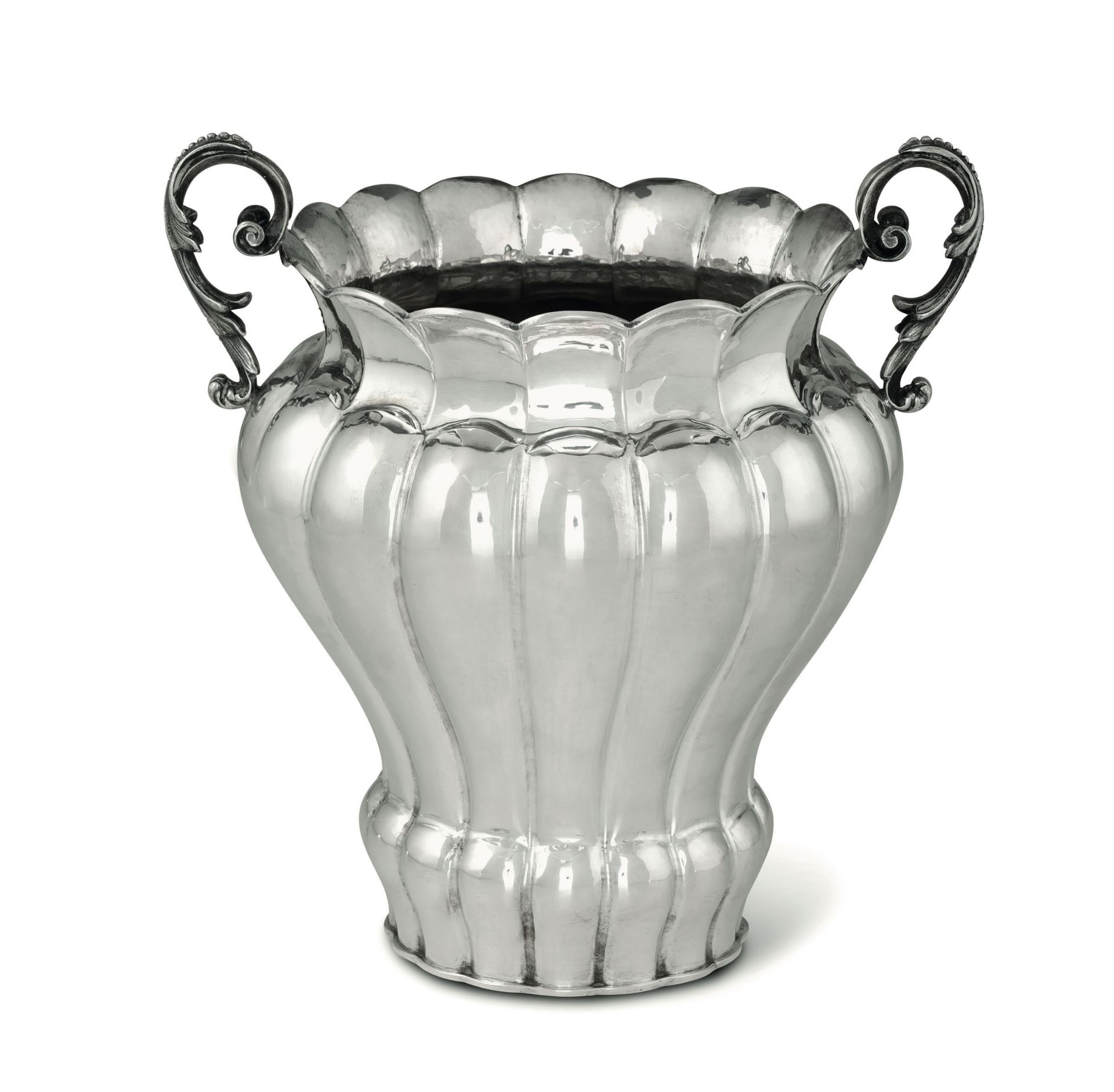 A silver vase, Italy, 1935-1945 - 1280gr, 28x27cm -