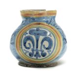 Boccale Roma (?), XVI secolo (?), - Maiolica. Marca: “.A.” in blu sul manico. [...]