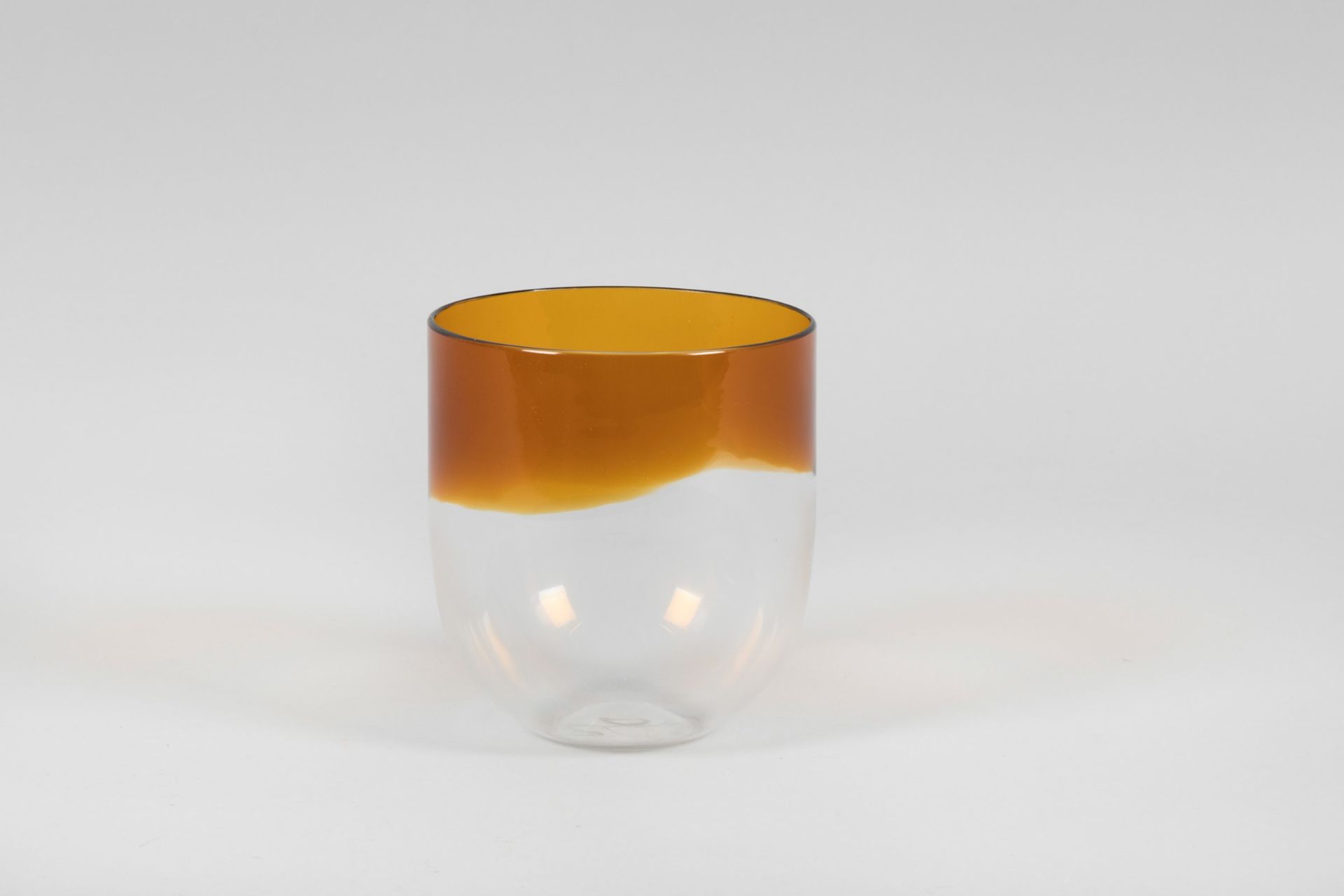 Venini, Murano, 1970 ca - A candleholder in blown glass with an amber band. Signed H [...] - Bild 2 aus 2