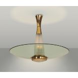 Max Ingrand, - Lampada a sospensione con fusto in ottone e in vetro satinato. Disco [...]