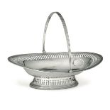 A silver basket, Chester, 1909 - Molten, embossed and perforated silver. Unidentified [...]