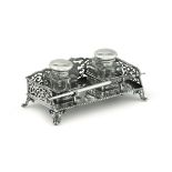 An inkwell, Birmingham, 1906 - Molten, embossed and chiselled silver. Glass ink [...]