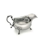 A silver gravy boat, Scotland, 1929 - Molten, embossed and chiselled silver. [...]