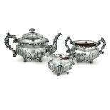 A silver tea set, Sheffield, 1823 - Molten, embossed and chiselled silver. [...]