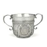 A silver porringer, England, 1706 - Embossed and chiselled silver. 175gr, H 9cm, [...]