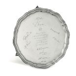 A silver salver, Sheffield, 1938 - Molten, embossed and chiselled silver. Silversmith [...]