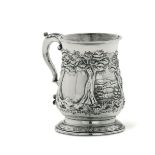 A silver tankard, London, 1768 - Embossed and chiselled sterling silver. Silversmith [...]