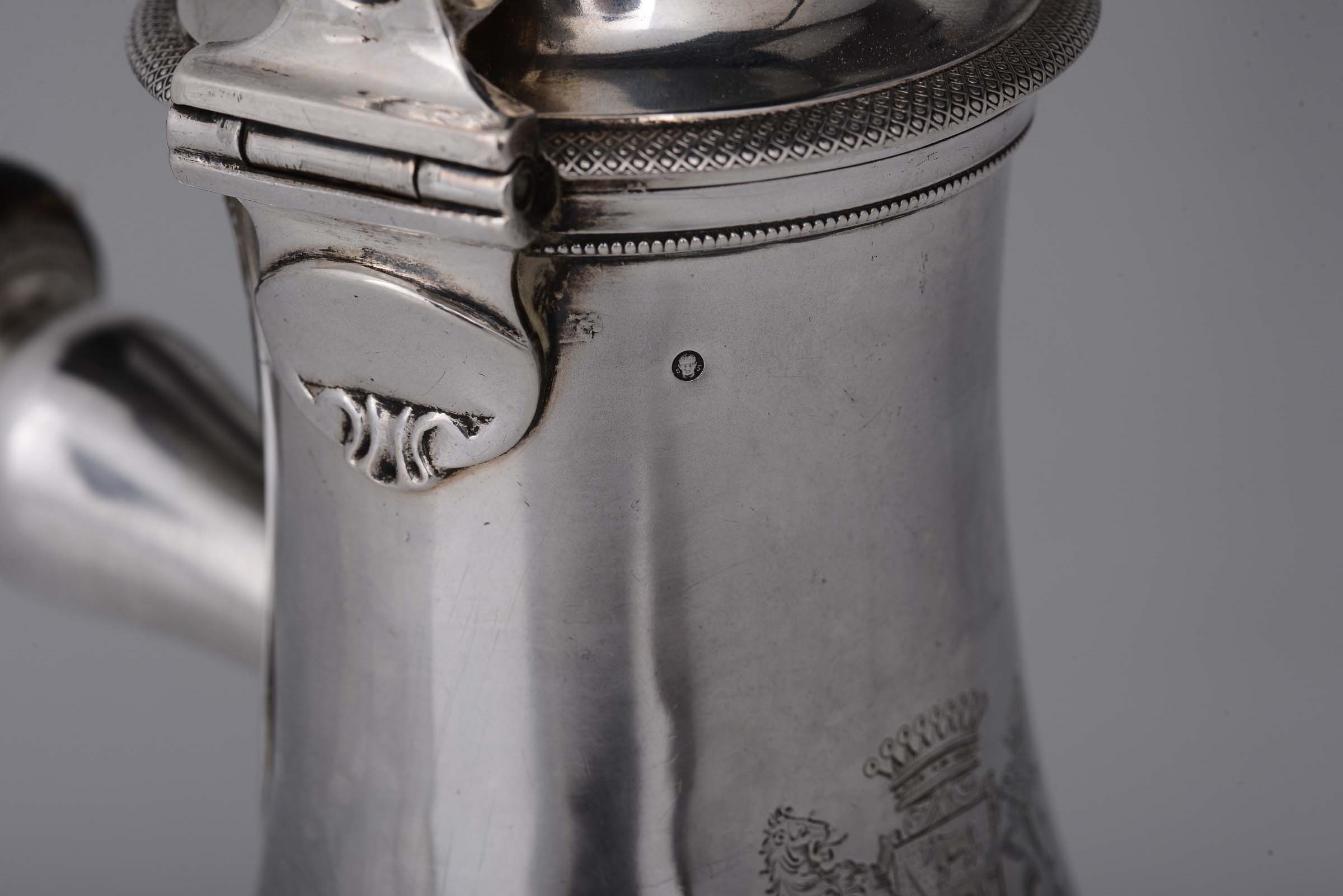 A silver coffee pot, Paris, 1794 - Molten, embossed and chiselled silver. Silversmith [...] - Image 5 of 6