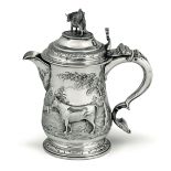 A silver tankard, London, 1743 - Molten, embossed and chiselled silver. Partially [...]