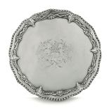A silver salver, London, 1765 - Molten, embossed and chiselled sterling silver. [...]