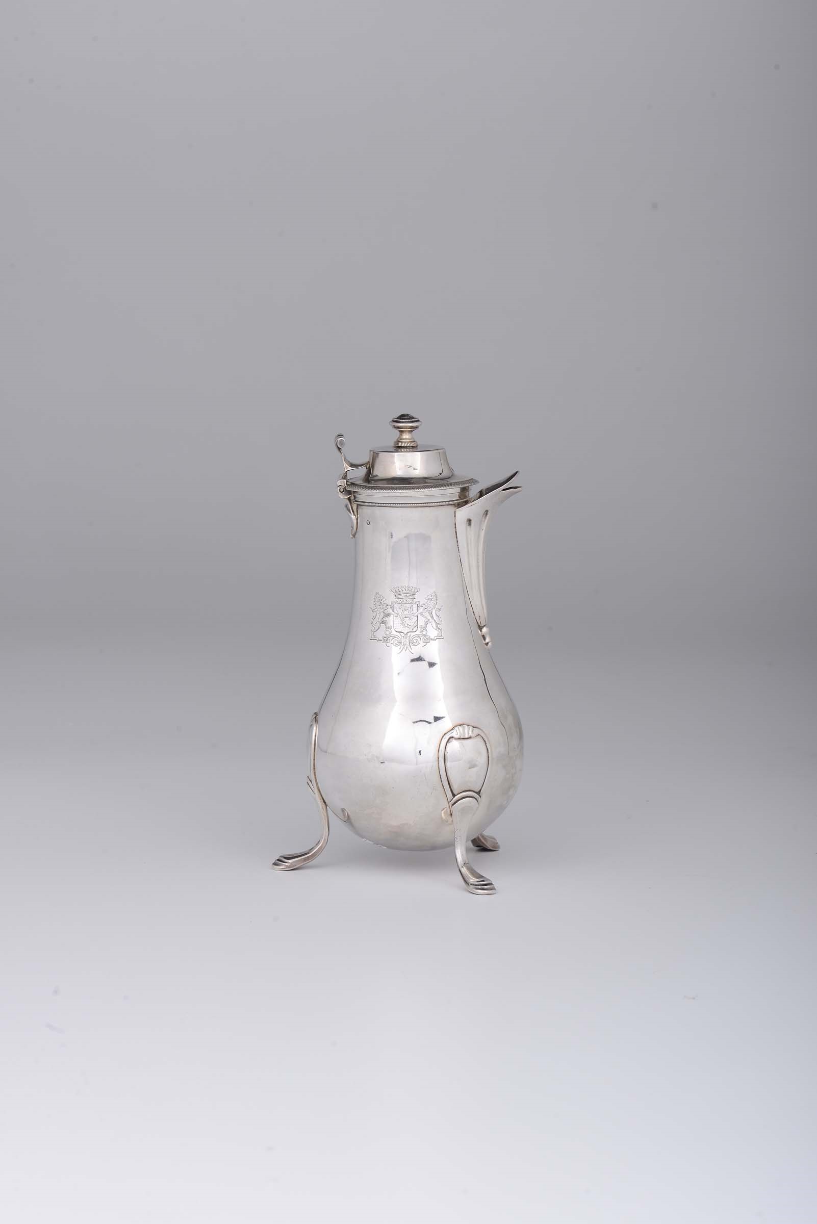 A silver coffee pot, Paris, 1794 - Molten, embossed and chiselled silver. Silversmith [...] - Image 3 of 6