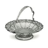 A silver basket, London, 1886 - Molten, embossed and perforated silver. 600gr, diam [...]