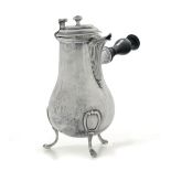 A silver coffee pot, Paris, 1768/74 - Molten, embossed and chiselled silver. [...]