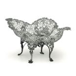 A silver centrepiece, Sheffield, 1829 - Molten, embossed and perforated silver. [...]