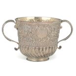 A silver porringer, London, 1698 - Molten, embossed and chiselled silver. Silversmith [...]