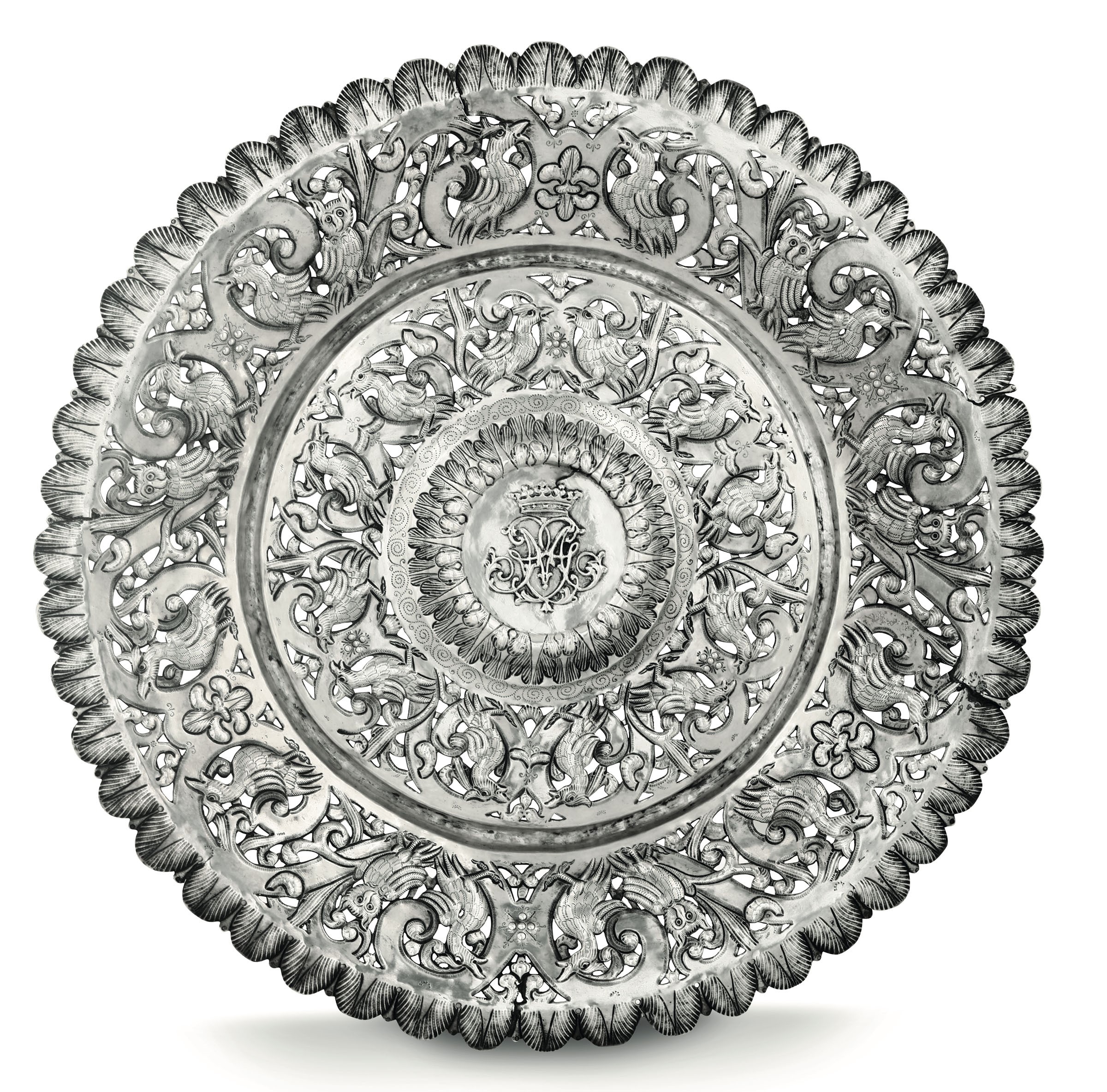 A silver plate, prob. South America - Embossed, chiselled and perforated silver. [...]