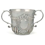 A silver porringer, London, 1714 - Molten, embossed and chiselled silver. [...]