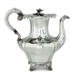 A silver coffee pot, London, 1835 - Molten, embossed and chiselled silver. Worn [...]