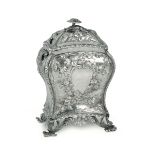 A silver tea box, London, 1767(?) - Molten, embossed and chiselled silver. 350gr, H [...]