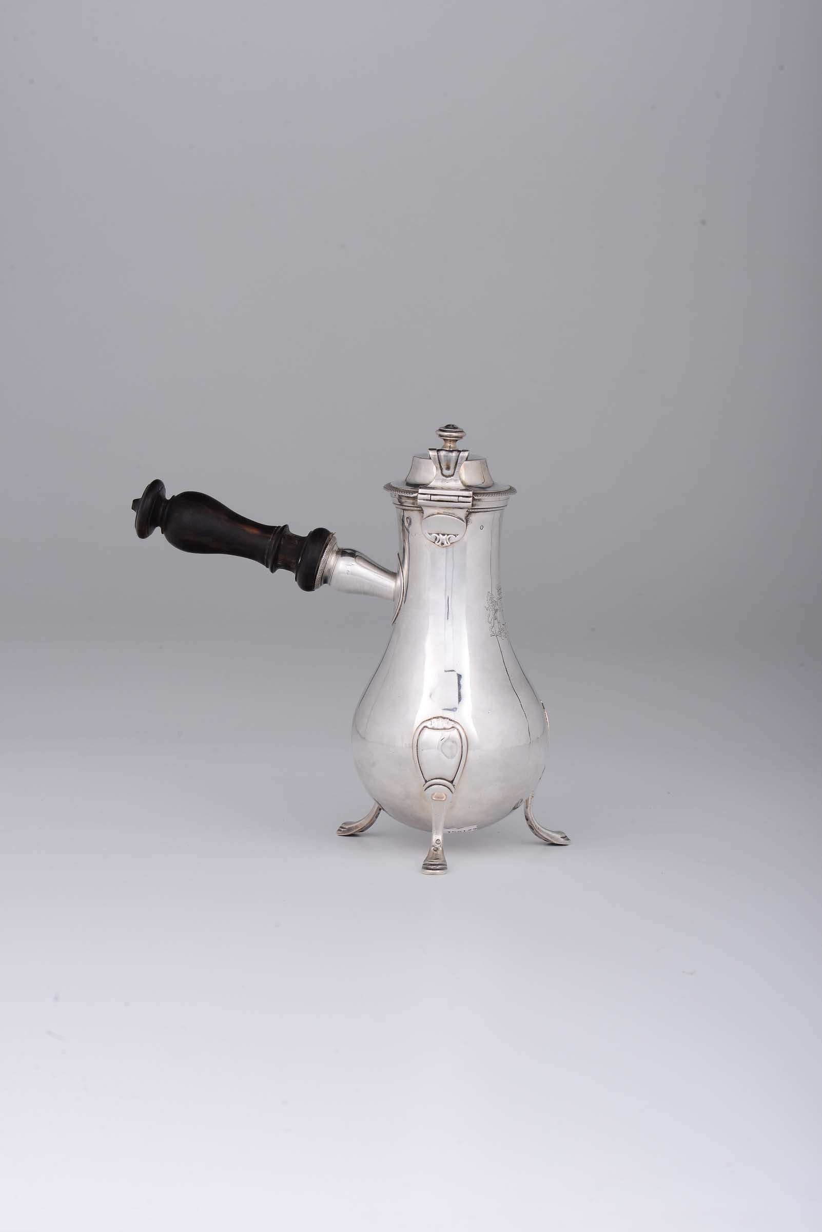 A silver coffee pot, Paris, 1794 - Molten, embossed and chiselled silver. Silversmith [...] - Image 2 of 6