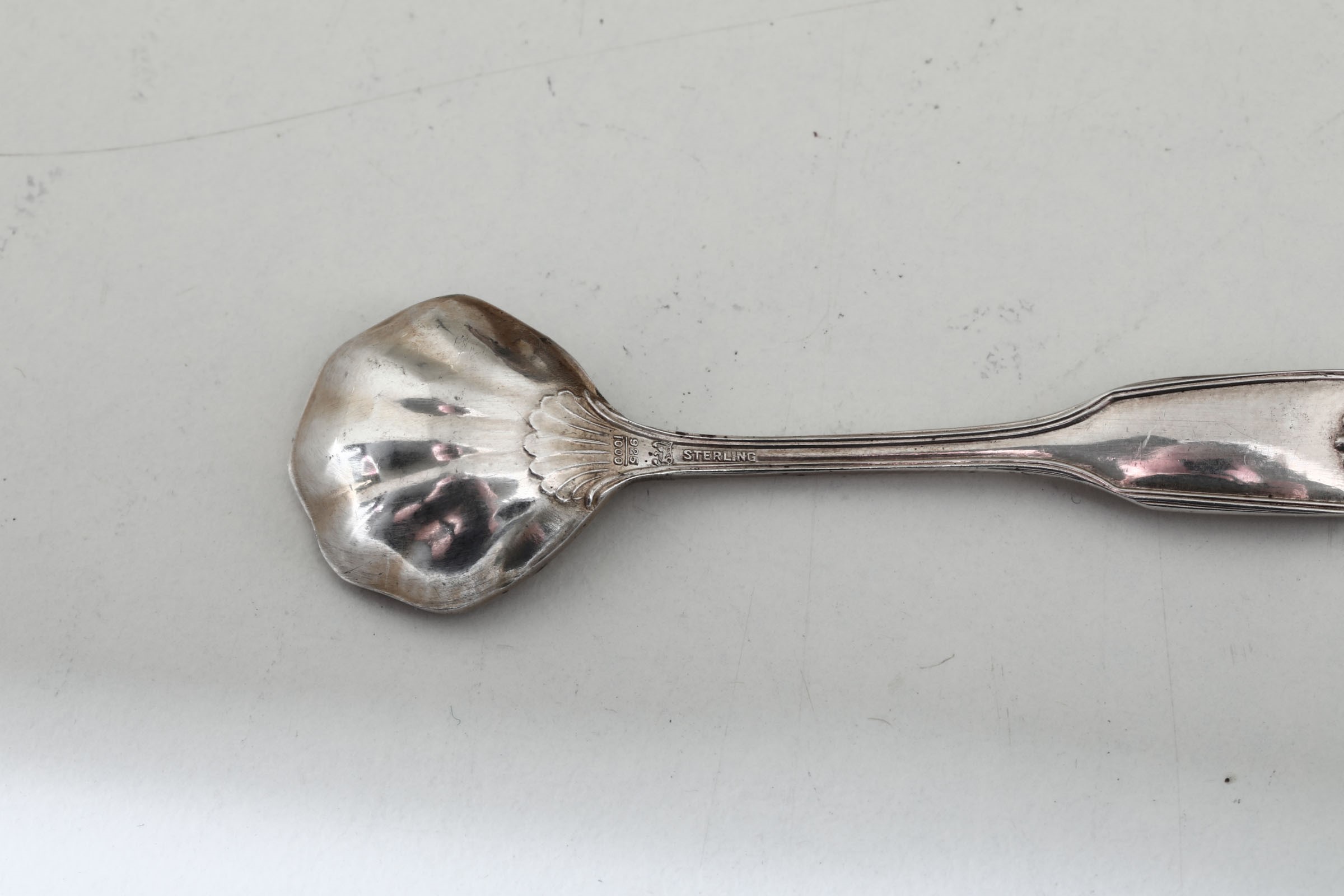 Two silver salt bowls and spoons, London, 1869 - Molten and chiselled silver. [...] - Image 3 of 3