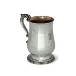 A silver tankard, London, 1858 - Molten and chiselled silver, gilt on the inside. [...]