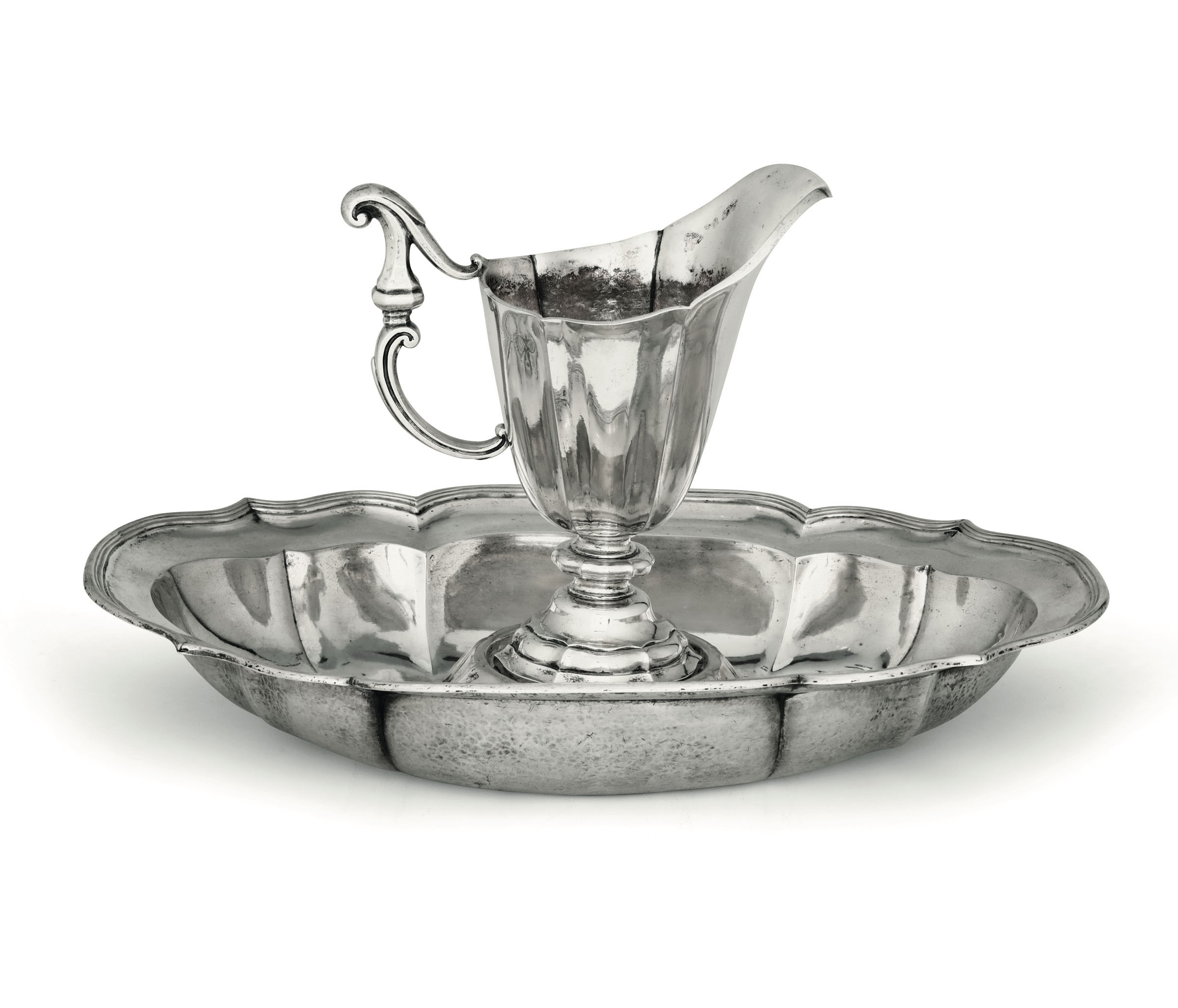 A silver pitcher and basin, Siena, late 1700s - Embossed and chiselled silver. [...]