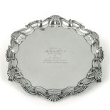 A silver salver, Sheffield, 1927 - Embossed silver. 800gr, diam 32cm -