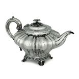 A silver teapot, London, 1838 - Molten, embossed and chiselled silver. Unidentified [...]