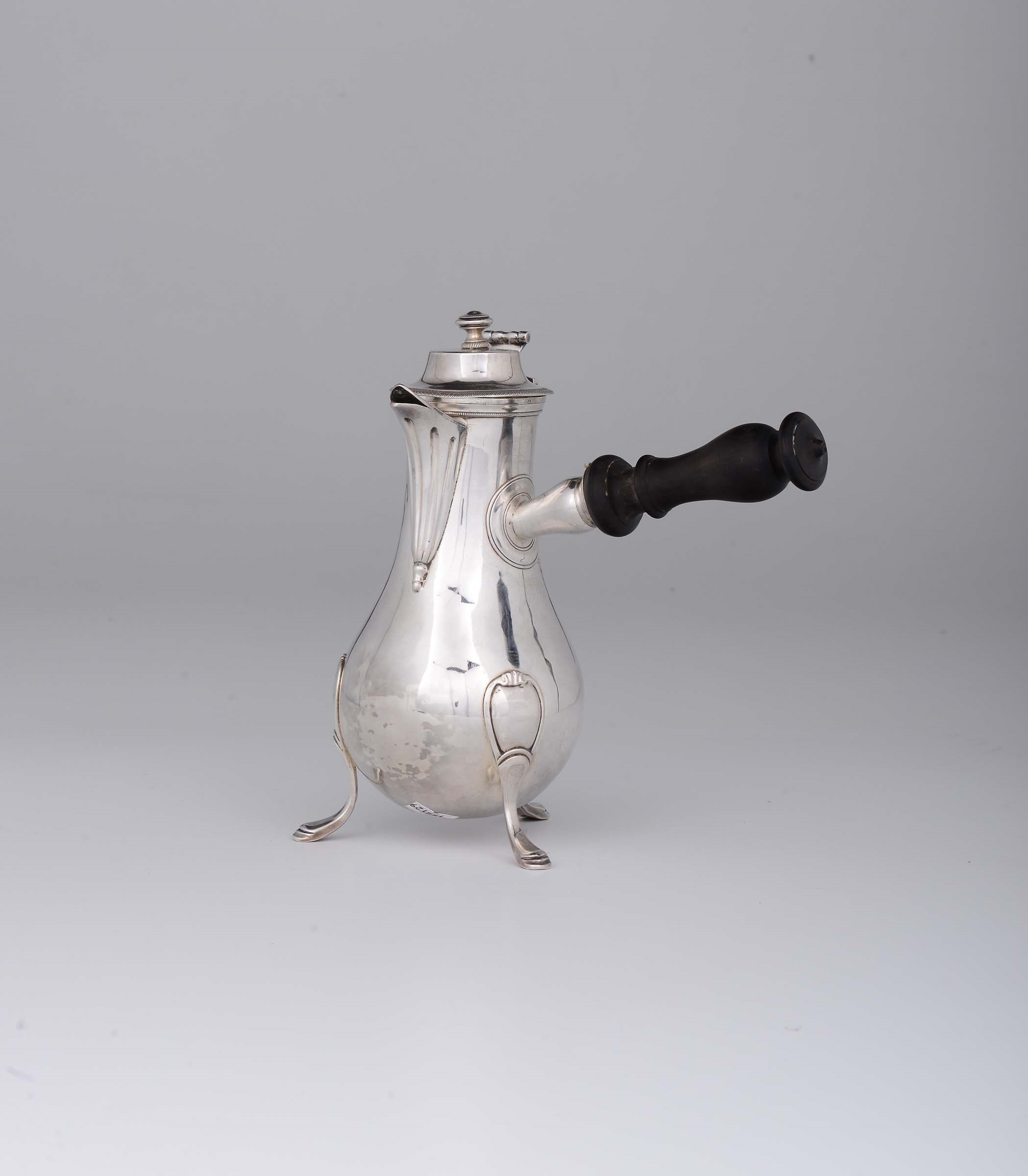 A silver coffee pot, Paris, 1794 - Molten, embossed and chiselled silver. Silversmith [...] - Image 6 of 6