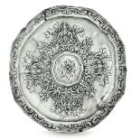 A silver plate, Spain or Colonies, 1700s - Embossed and chiselled silver. 860gr, [...]