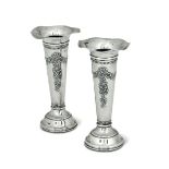 Two silver vases, Birmingham, 1912 - Molten, embossed and chiselled silver. [...]