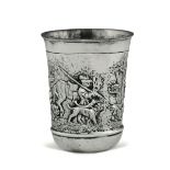 A silver hunter's cup, Germany, 1800s - Embossed and chiselled silver. 240gr, H 10cm, [...]