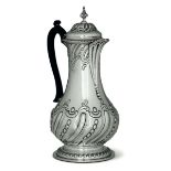A silver coffee pot, Sheffield, 1894 - Molten, embossed and molded silver. [...]