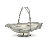 A silver basket, Sheffield, 1900 - Molten, embossed and chiselled silver. Silversmith [...]