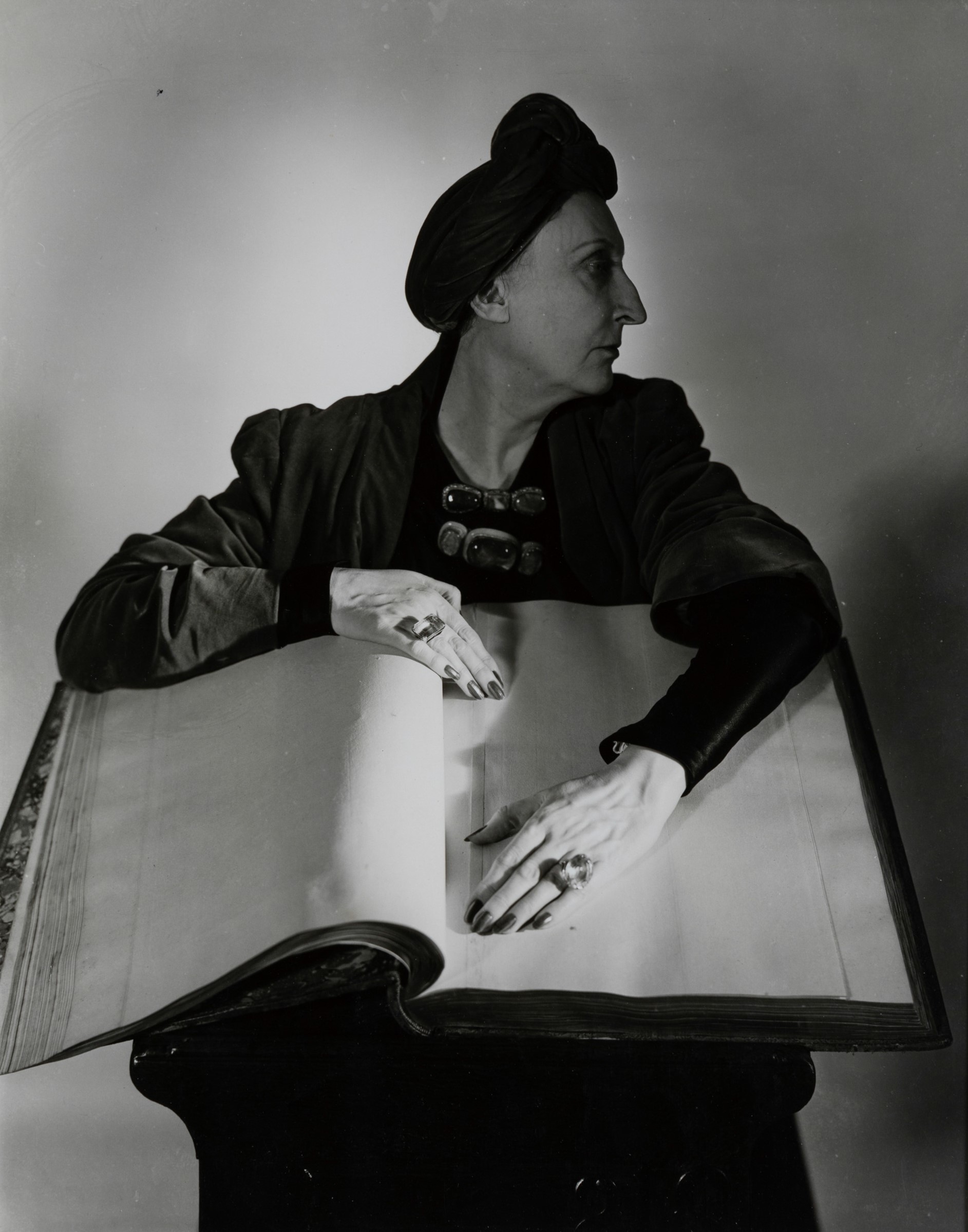 Horst P. Horst (1906-1999), Barbara Hutton, New York, 1939 - stampa al bromuro [...] - Image 7 of 9