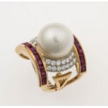 Cultured pearl, diamond, ruby and gold ring. Signed Repossi - montatura in oro giallo [...]