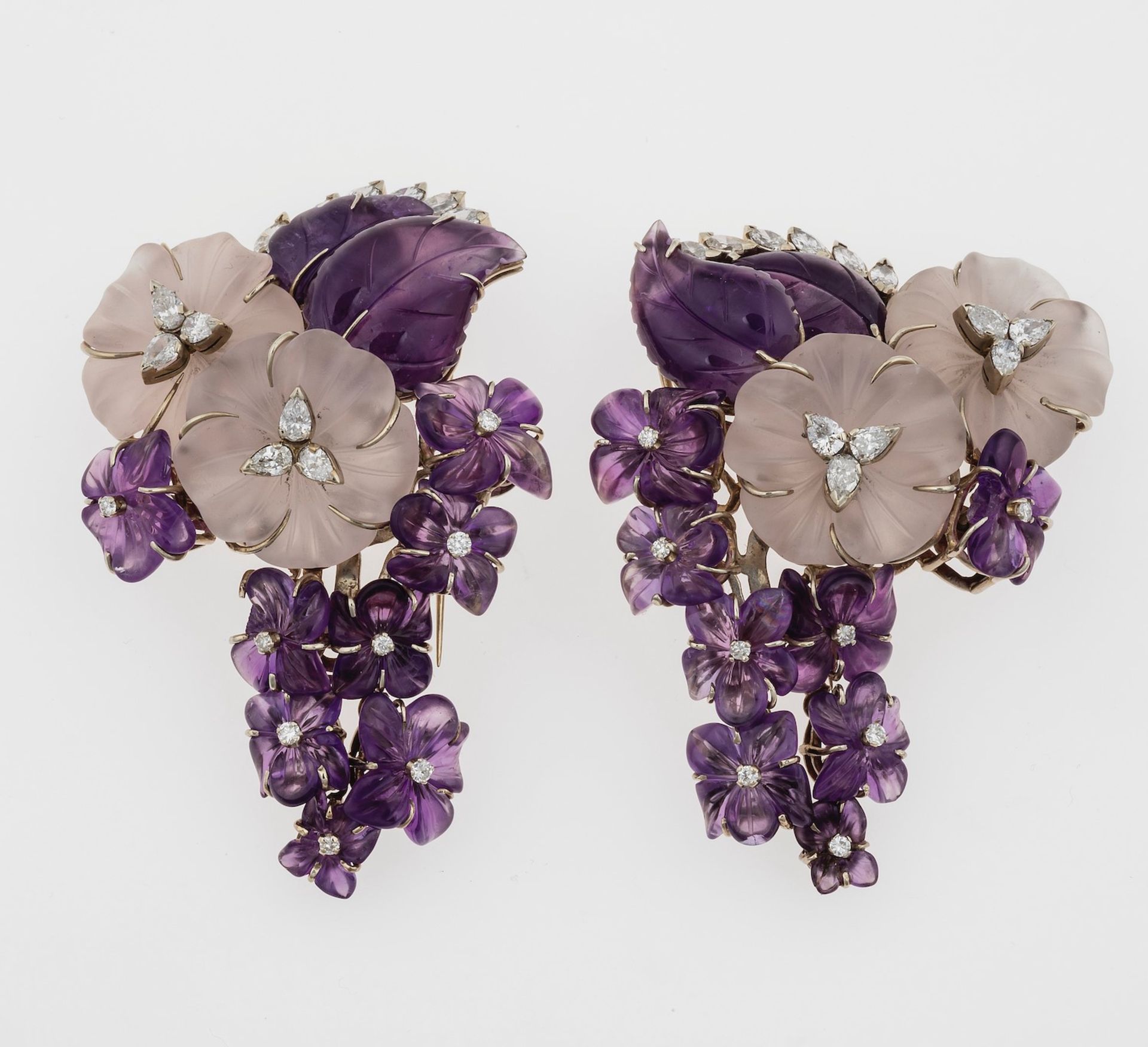 Pair of amethyst, rock crystal and diamond clips - montatura in oro bianco 750/1000. [...]