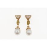 Pair of cultured pearl and diamond earrings - montatura in oro giallo 750/1000 -