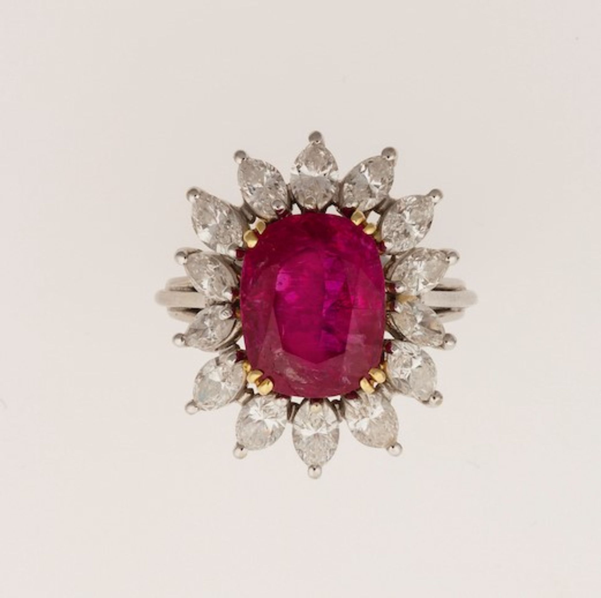 Burmese ruby and diamond ring. Indications of heating - montatura in oro bianco ed [...]